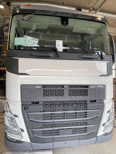 PLACA FRONTAL VOLVO CON LETRAS INCRUSTADAS FH 4B/5 FACELIFT '24 para Volvo — Talleres Jaula — vista 2
