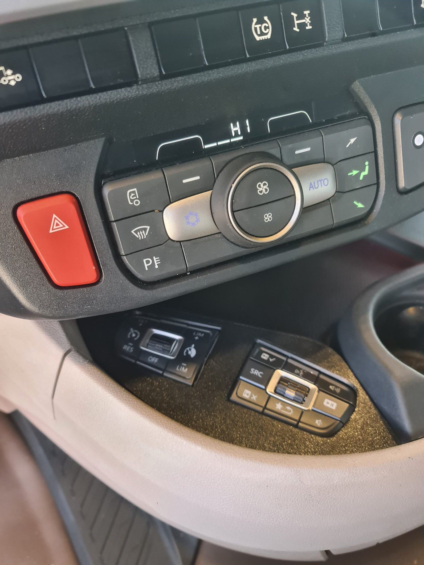 ALOJAMIENTO TECLAS VOLANTE DAF NG (ampliada)