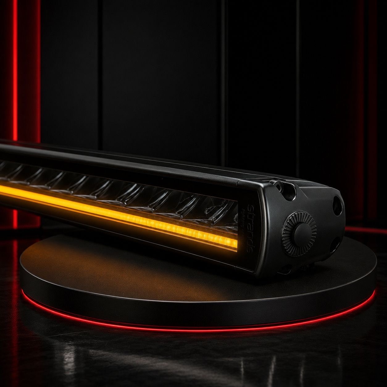Barra LED Strands Siberia SR 32 pulgadas apagada sobre podium negro — render producto en reposo (ampliada)