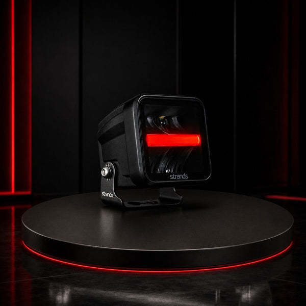 Foco trabajo Siberia XP Strands apagado sobre podium negro — render producto en reposo