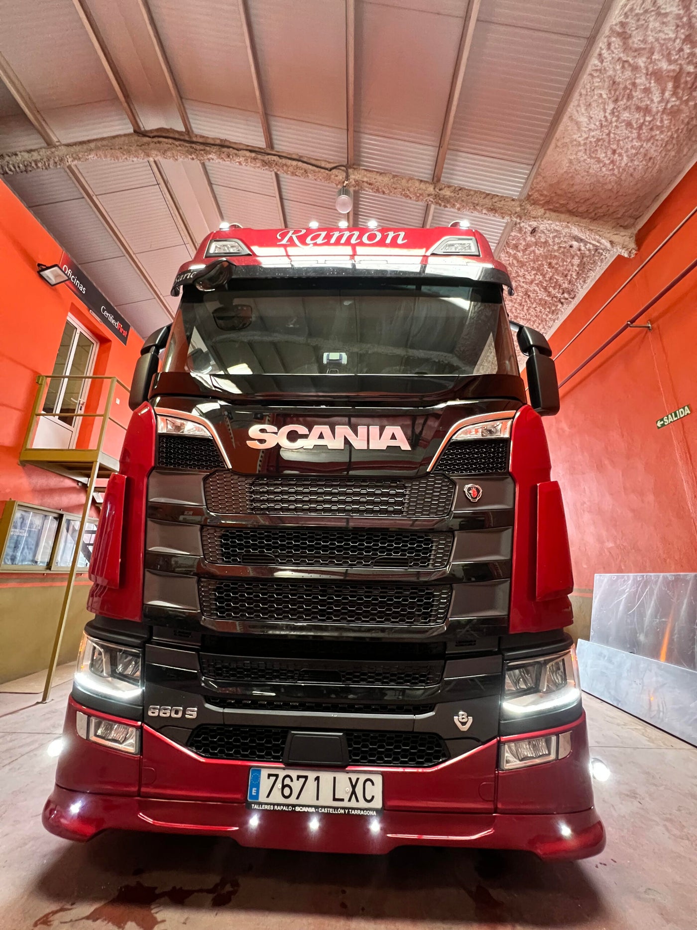 SPOILER SCANIA S&amp;R PARAGOLPES MAS ALTO para Scania — Talleres Jaula — vista 3